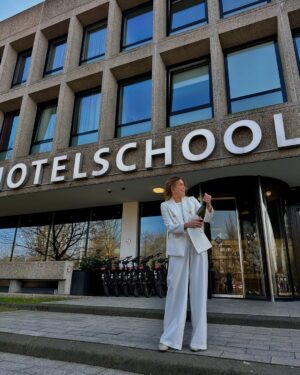 Eloise van Oranje Instagram - SHE JUST GRADUATED 🥂🤍🥂🤍🥂🤍

ik ben onwijs blij om te delen dat ik geslaagd ben van Hotelschool The Hague! met een cijfer van 8,2 is dit hoofdstuk afgerond. op het moment dat ik dit schrijf besef ik me pas - ik ben gewoon klaar!! het voelt bijna surrealistisch om te zeggen (3e foto een kleine reflectie). 

ik ben heel happy, en super leuk dat ik jullie zo kan meenemen in al mijn avonturen.