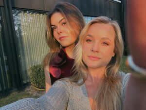 Eloise van Oranje Instagram - carola is zo’n persoon waar je ONTZETTEND mee kan gieren, maar ook zo een fijne gesprekken kan hebben. in “dit wereldje” is het zo lekker om dit soort mensen te hebben. ik HOU van onze momenten samen, en de oprechtheid die je brengt.