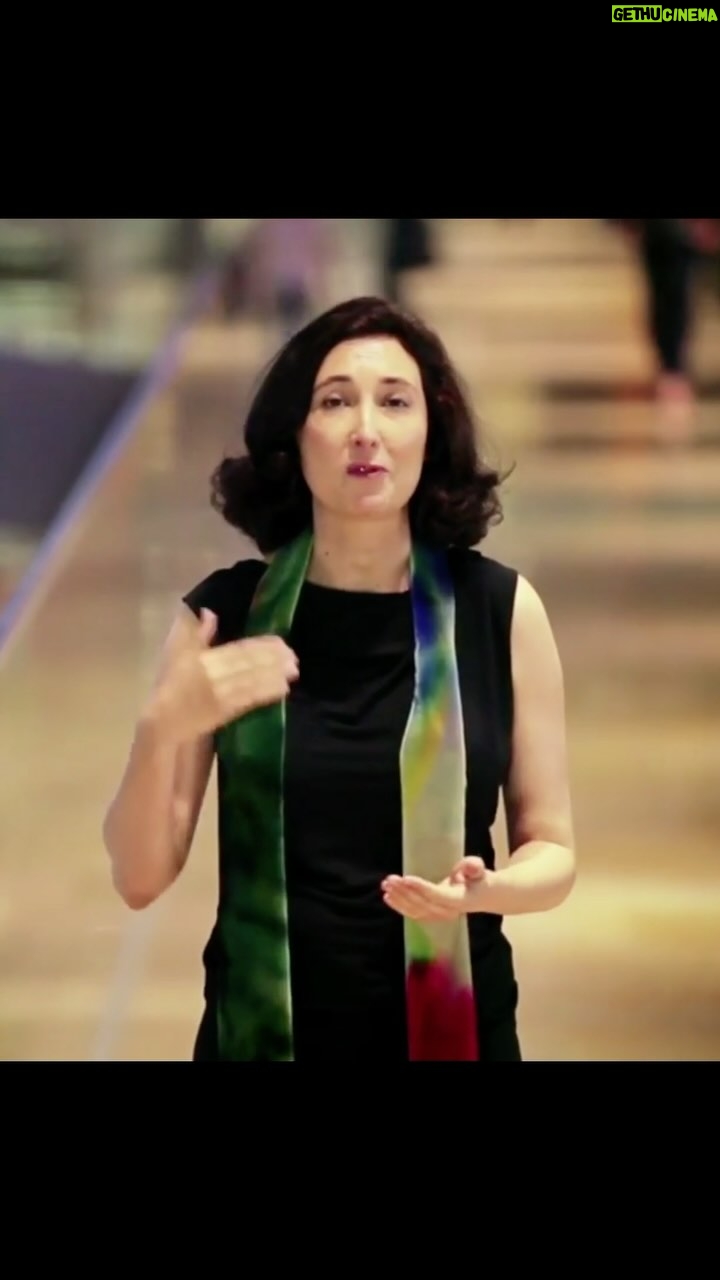 Elsa Punset - 1.8K Likes - Hacer mil cosas a la vez no nos hace más eficientes… nos agota.
El multitasking dispersa, desconecta y aumenta el estrés.
Volver al presente —hacer una sola cosa con atención—
es una forma simple pero poderosa de cuidar tu mente.
En este vídeo te lo cuento mejor… pero eso sí, ¡te reto a escucharlo sin hacer nada más! 😅