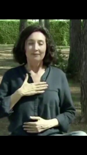Elsa Punset Instagram - Respirar bien cambia todo.
Cuando respiras de forma consciente, tu cuerpo se relaja, tu mente se calma y el estrés pierde fuerza.
Hoy te presento la respiración 3-6: inhala en 3 segundos, exhala en 6.
Es simple, y lo mejor: activa tu sistema parasimpático, ese que te ayuda a estar en paz.
Hazlo conmigo… ¡y siente la diferencia!