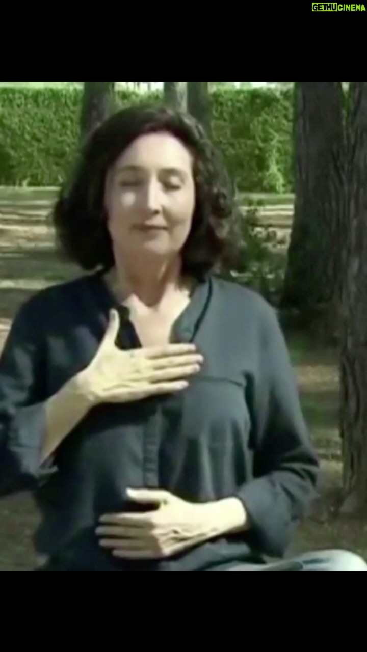Elsa Punset - 1K Likes - Respirar bien cambia todo.
Cuando respiras de forma consciente, tu cuerpo se relaja, tu mente se calma y el estrés pierde fuerza.
Hoy te presento la respiración 3-6: inhala en 3 segundos, exhala en 6.
Es simple, y lo mejor: activa tu sistema parasimpático, ese que te ayuda a estar en paz.
Hazlo conmigo… ¡y siente la diferencia!