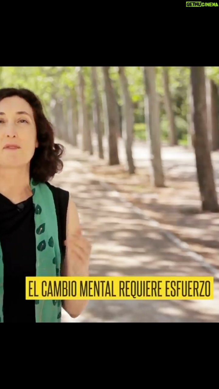 Elsa Punset - 1.2K Likes - Nuestro cerebro es un maestro del cambio. Hasta hace poco, pensábamos que era una estructura fija, pero hoy sabemos que es plástico, flexible y capaz de reinventarse a cualquier edad. Aprendemos y desaprendemos constantemente, remodelando nuestras conexiones neuronales con cada experiencia. No estamos condenados a ser siempre los mismos: podemos transformarnos.