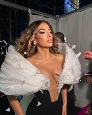 Elvana Gjata Instagram - Embelsira per ne fund u dasht me qit te paren por jeta ..🤣@valdrinsahiti for DEKADA