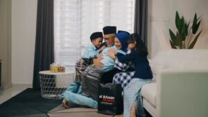 Emelda Rosemila Instagram - Ehem.. Ehem♥️

Di sebalik kejayaan setiap daripada kita, pasti ada 
pengorbanan yang telah dihulur. 

Saksikan kisah Ali dalam menelurusi liku-liku hidup sebagai seorang remaja yang cintakan bola. Apakah kesudahan kemelut hubungan Ali dengan mak dan abahnya? 

Jangan lupa untuk mengikuti kesudahan kisah Ali dan lakonan saya dan Adlin dalam ‘Hadiah Raya dari Hati’, istimewa daripada Al-Ikhsan Sports. 

jom shopping raya di Al-Ikhsan.

@alikhsansports 

#supportpeniagaanbumiputera

📍Lokasi outlet: 
Al-Ikhsan Sports Elmina Lakeside Mall

#alikhsanSPORTS | #Raya2025 | #HadiahRayadariHati | #RamadanRaya