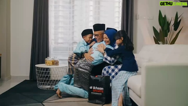 Emelda Rosemila - 343 Likes - Ehem.. Ehem♥️
Di sebalik kejayaan setiap daripada kita, pasti ada
pengorbanan yang telah dihulur.
Saksikan kisah Ali dalam menelurusi liku-liku hidup sebagai seorang remaja yang cintakan bola. Apakah kesudahan kemelut hubungan Ali dengan mak dan abahnya?
Jangan lupa untuk mengikuti kesudahan kisah Ali dan lakonan saya dan Adlin dalam ‘Hadiah Raya dari Hati’, istimewa daripada Al-Ikhsan Sports.
jom shopping raya di Al-Ikhsan.
@alikhsansports
#supportpeniagaanbumiputera
📍Lokasi outlet:
Al-Ikhsan Sports Elmina Lakeside Mall
#alikhsanSPORTS | #Raya2025 | #HadiahRayadariHati | #RamadanRaya