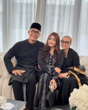 Emelda Rosemila Instagram - Our Small family ❤️❤️❤️ siblings ❤️❤️❤️❤️,Salam Aidilfitri ❤️❤️❤️
@emeldarosemila @adlinamanramlie @edrarafaeladlin @feaeryssaa @erryrezza @rynsariena @edrien_miqael @elysha_xandrea #mamaclan #raya2025