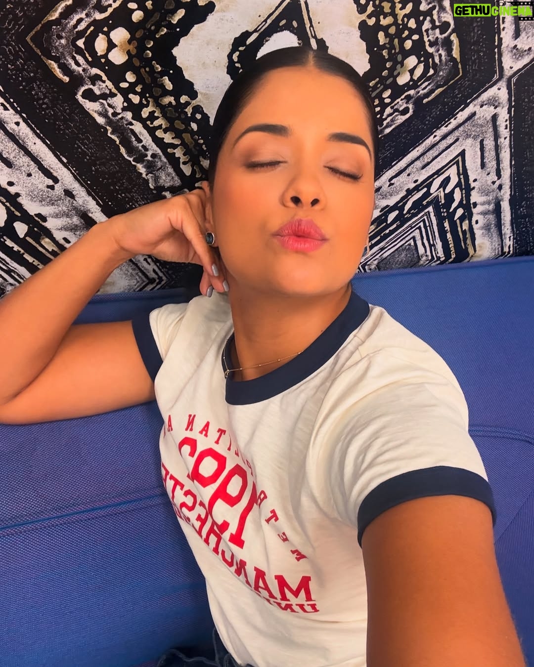 Emilia Ceballos - 1.4K Likes - Feliz día gente linda !
Vamos con todos los poderes !