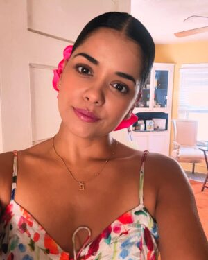Emilia Ceballos Instagram - “Nada en nosotros es casualidad: somos intención, brillo y propósito. Estar alineados  con todo lo que merecemos”

Estamos listos para lo que viene !
Feliz lunes !
#actress #life #energy #love #acting #natural