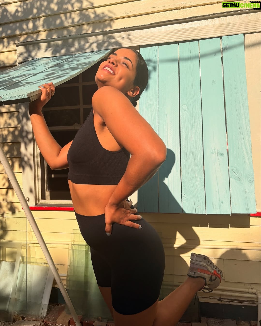 Emilia Ceballos - 1.1K Likes - La gran Victoria de tener salud !
Bonito viernes santo mi gente !
Pd: por este lado de la casa hacemos ejercicio 🙏