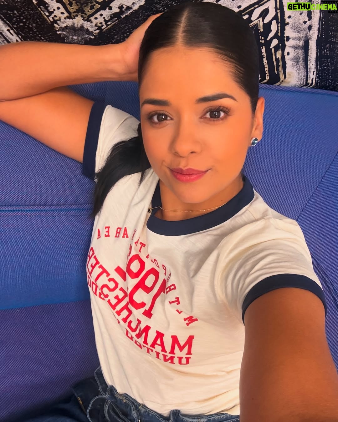 Emilia Ceballos - 1.4K Likes - Feliz día gente linda !
Vamos con todos los poderes !