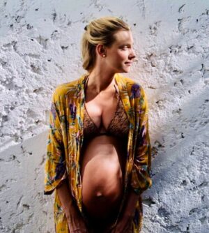 Emilia Daiber Instagram - 1. Más de 6 meses 🤰 y el tiempo ha pasado volando 🫶🏽 !! 
2. Entre celebraciones y tiempo en familia 
3. Mucha expectativa por parte de mis sobrinos respecto al sexo de la guagua, hasta a la clínica me acompañaron para enterarse antes que el resto 😂
4. Cara de alta concentración en las ecografías 
5. Hace 6 años esperando a Balti con 9 meses de embarazo (que nostalgia!!) 

Y queda cada vez menos para conocerte a ti Ferrán ❤️ 
@axelreichh 

Gracias por el cariño y los lindos deseos siempre!! 🤍