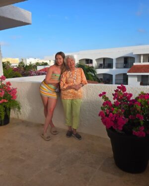 Emilia McCarthy Instagram - mi estancia anual en el paraíso 🌞🩵