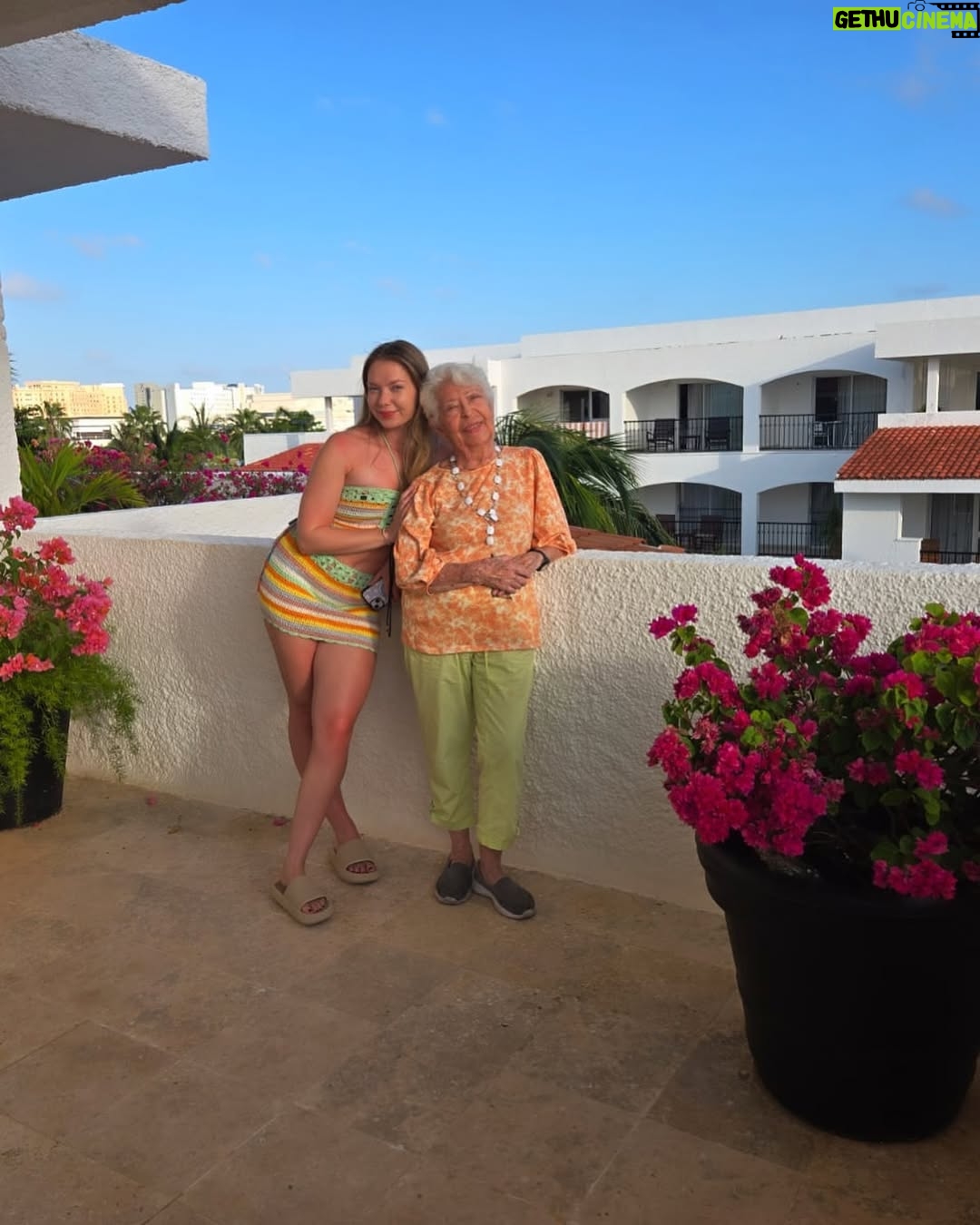 Emilia McCarthy - 2.3K Likes - mi estancia anual en el paraíso 🌞🩵