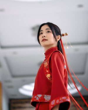 Emily Chan Instagram - 終於可以曝光新劇造型 🌸

大家好 我是阿豆 紅豆的豆 🫘

紅豆代表思念，過於執著的時候就會變成執念。
被無明綑綁一百年的靈魂，忘了自己為什麼恨為什麼愛。

再一次演 @chanyokeyeng 筆下的角色， 
是一個冥婚後被困住百多年，都無法輪迴的女鬼。

女鬼最難揣摩的地方，是因為沒有實例參考，只能發揮想像。
但鬼生前也是人，所以也還有人的怨念，堅持和善忘吧？

阿豆是1910年代南洋割膠華工第二代，是祖輩時代的縮影。
想要像男孩子一樣，照顧阿媽和弟弟，卻也想到城裡去看世界，
和喜歡的人長相思守。

人總以為死亡可以擺脫一切，
但阿豆選擇結束生命後，才發現是孤獨的開始。

作為祖輩們結的果實，很慶幸能夠用阿豆的眼睛去看他們在那個時候怎麼愛，怎麼恨，怎麼活。

這次的團隊用了200分的努力，無論是場景，攝影，故事，服裝，都希望能夠越貼近當時的南洋。
身上這一件嫁衣，是試了12套之後才找到的 🥹

「 #幽冥新娘 」 是一個時代的故事，一場百年的對話。

Ps: 寫的比下午記者會講的好太多了 越來越I怎麼辦

@astromalaysia 九月飄（播）出，阿豆這兩個月都先忙拍戲咯 👻

攝影 @floydgrey 
妝髮 @zhaolinnn_ 
服裝 @elainemakeupstylingteam 

#BrideFromThePast 
#AstroOriginals
#本地原创中文电视剧 
#MadPictures
@marvelousculturefilm 
#IFpicture
@superfunent 
#elainemakeupstylingteam