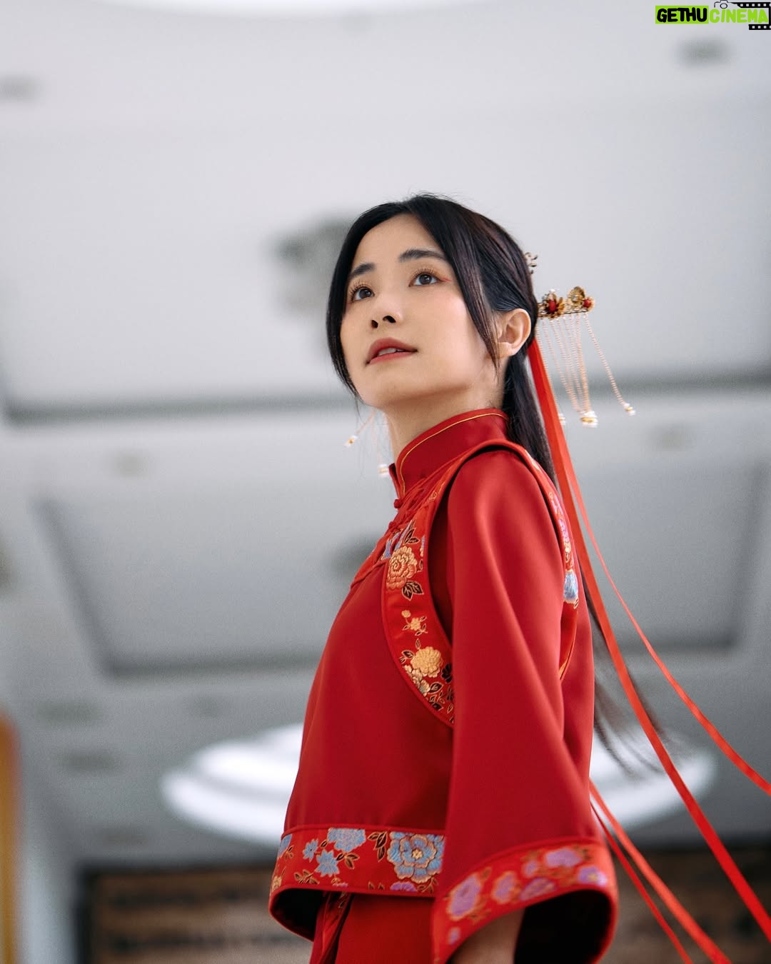 Emily Chan - 16.1K Likes - 終於可以曝光新劇造型 🌸
大家好 我是阿豆 紅豆的豆 🫘
紅豆代表思念,過於執著的時候就會變成執念。
被無明綑綁一百年的靈魂,忘了自己為什麼恨為什麼愛。
再一次演 @chanyokeyeng 筆下的角色,
是一個冥婚後被困住百多年,都無法輪迴的女鬼。
女鬼最難揣摩的地方,是因為沒有實例參考,只能發揮想像。
但鬼生前也是人,所以也還有人的怨念,堅持和善忘吧?
阿豆是1910年代南洋割膠華工第二代,是祖輩時代的縮影。
想要像男孩子一樣,照顧阿媽和弟弟,卻也想到城裡去看世界,
和喜歡的人長相思守。
人總以為死亡可以擺脫一切,
但阿豆選擇結束生命後,才發現是孤獨的開始。
作為祖輩們結的果實,很慶幸能夠用阿豆的眼睛去看他們在那個時候怎麼愛,怎麼恨,怎麼活。
這次的團隊用了200分的努力,無論是場景,攝影,故事,服裝,都希望能夠越貼近當時的南洋。
身上這一件嫁衣,是試了12套之後才找到的 🥹
「 #幽冥新娘 」 是一個時代的故事,一場百年的對話。
Ps: 寫的比下午記者會講的好太多了 越來越I怎麼辦
@astromalaysia 九月飄(播)出,阿豆這兩個月都先忙拍戲咯 👻
攝影 @floydgrey
妝髮 @zhaolinnn_
服裝 @elainemakeupstylingteam
#BrideFromThePast
#AstroOriginals
#本地原创中文电视剧
#MadPictures
@marvelousculturefilm
#IFpicture
@superfunent
#elainemakeupstylingteam