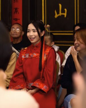 Emily Chan Instagram - 終於可以曝光新劇造型 🌸

大家好 我是阿豆 紅豆的豆 🫘

紅豆代表思念，過於執著的時候就會變成執念。
被無明綑綁一百年的靈魂，忘了自己為什麼恨為什麼愛。

再一次演 @chanyokeyeng 筆下的角色， 
是一個冥婚後被困住百多年，都無法輪迴的女鬼。

女鬼最難揣摩的地方，是因為沒有實例參考，只能發揮想像。
但鬼生前也是人，所以也還有人的怨念，堅持和善忘吧？

阿豆是1910年代南洋割膠華工第二代，是祖輩時代的縮影。
想要像男孩子一樣，照顧阿媽和弟弟，卻也想到城裡去看世界，
和喜歡的人長相思守。

人總以為死亡可以擺脫一切，
但阿豆選擇結束生命後，才發現是孤獨的開始。

作為祖輩們結的果實，很慶幸能夠用阿豆的眼睛去看他們在那個時候怎麼愛，怎麼恨，怎麼活。

這次的團隊用了200分的努力，無論是場景，攝影，故事，服裝，都希望能夠越貼近當時的南洋。
身上這一件嫁衣，是試了12套之後才找到的 🥹

「 #幽冥新娘 」 是一個時代的故事，一場百年的對話。

Ps: 寫的比下午記者會講的好太多了 越來越I怎麼辦

@astromalaysia 九月飄（播）出，阿豆這兩個月都先忙拍戲咯 👻

攝影 @floydgrey 
妝髮 @zhaolinnn_ 
服裝 @elainemakeupstylingteam 

#BrideFromThePast 
#AstroOriginals
#本地原创中文电视剧 
#MadPictures
@marvelousculturefilm 
#IFpicture
@superfunent 
#elainemakeupstylingteam