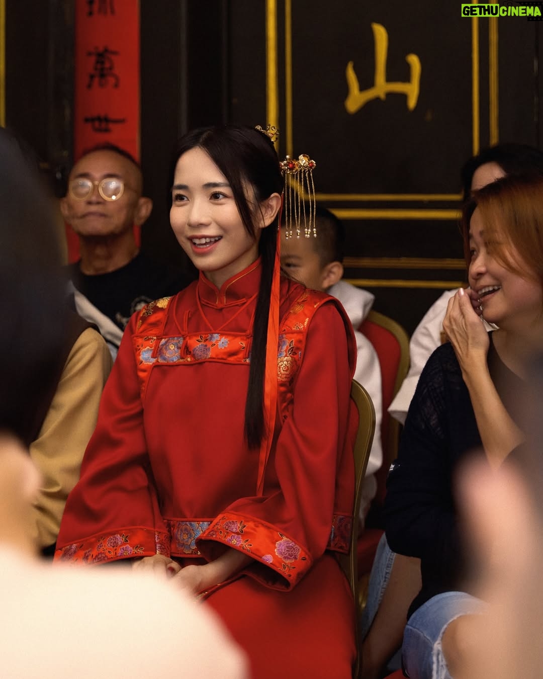 Emily Chan - 16.1K Likes - 終於可以曝光新劇造型 🌸
大家好 我是阿豆 紅豆的豆 🫘
紅豆代表思念,過於執著的時候就會變成執念。
被無明綑綁一百年的靈魂,忘了自己為什麼恨為什麼愛。
再一次演 @chanyokeyeng 筆下的角色,
是一個冥婚後被困住百多年,都無法輪迴的女鬼。
女鬼最難揣摩的地方,是因為沒有實例參考,只能發揮想像。
但鬼生前也是人,所以也還有人的怨念,堅持和善忘吧?
阿豆是1910年代南洋割膠華工第二代,是祖輩時代的縮影。
想要像男孩子一樣,照顧阿媽和弟弟,卻也想到城裡去看世界,
和喜歡的人長相思守。
人總以為死亡可以擺脫一切,
但阿豆選擇結束生命後,才發現是孤獨的開始。
作為祖輩們結的果實,很慶幸能夠用阿豆的眼睛去看他們在那個時候怎麼愛,怎麼恨,怎麼活。
這次的團隊用了200分的努力,無論是場景,攝影,故事,服裝,都希望能夠越貼近當時的南洋。
身上這一件嫁衣,是試了12套之後才找到的 🥹
「 #幽冥新娘 」 是一個時代的故事,一場百年的對話。
Ps: 寫的比下午記者會講的好太多了 越來越I怎麼辦
@astromalaysia 九月飄(播)出,阿豆這兩個月都先忙拍戲咯 👻
攝影 @floydgrey
妝髮 @zhaolinnn_
服裝 @elainemakeupstylingteam
#BrideFromThePast
#AstroOriginals
#本地原创中文电视剧
#MadPictures
@marvelousculturefilm
#IFpicture
@superfunent
#elainemakeupstylingteam