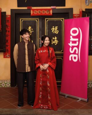 Emily Chan Instagram - 終於可以曝光新劇造型 🌸

大家好 我是阿豆 紅豆的豆 🫘

紅豆代表思念，過於執著的時候就會變成執念。
被無明綑綁一百年的靈魂，忘了自己為什麼恨為什麼愛。

再一次演 @chanyokeyeng 筆下的角色， 
是一個冥婚後被困住百多年，都無法輪迴的女鬼。

女鬼最難揣摩的地方，是因為沒有實例參考，只能發揮想像。
但鬼生前也是人，所以也還有人的怨念，堅持和善忘吧？

阿豆是1910年代南洋割膠華工第二代，是祖輩時代的縮影。
想要像男孩子一樣，照顧阿媽和弟弟，卻也想到城裡去看世界，
和喜歡的人長相思守。

人總以為死亡可以擺脫一切，
但阿豆選擇結束生命後，才發現是孤獨的開始。

作為祖輩們結的果實，很慶幸能夠用阿豆的眼睛去看他們在那個時候怎麼愛，怎麼恨，怎麼活。

這次的團隊用了200分的努力，無論是場景，攝影，故事，服裝，都希望能夠越貼近當時的南洋。
身上這一件嫁衣，是試了12套之後才找到的 🥹

「 #幽冥新娘 」 是一個時代的故事，一場百年的對話。

Ps: 寫的比下午記者會講的好太多了 越來越I怎麼辦

@astromalaysia 九月飄（播）出，阿豆這兩個月都先忙拍戲咯 👻

攝影 @floydgrey 
妝髮 @zhaolinnn_ 
服裝 @elainemakeupstylingteam 

#BrideFromThePast 
#AstroOriginals
#本地原创中文电视剧 
#MadPictures
@marvelousculturefilm 
#IFpicture
@superfunent 
#elainemakeupstylingteam