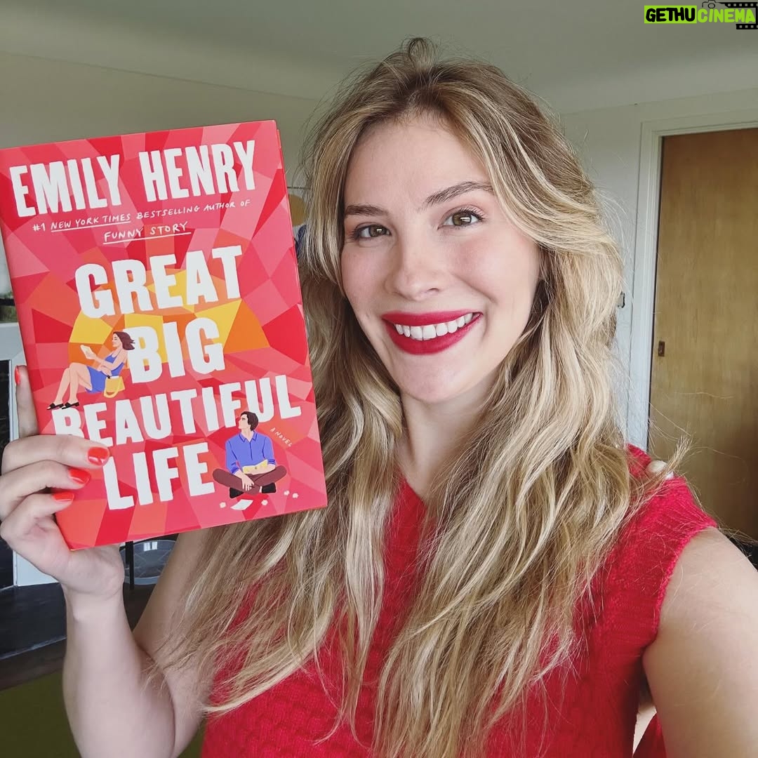 Emily Henry - 96K Likes - ☀️☀️two weeks☀️☀️