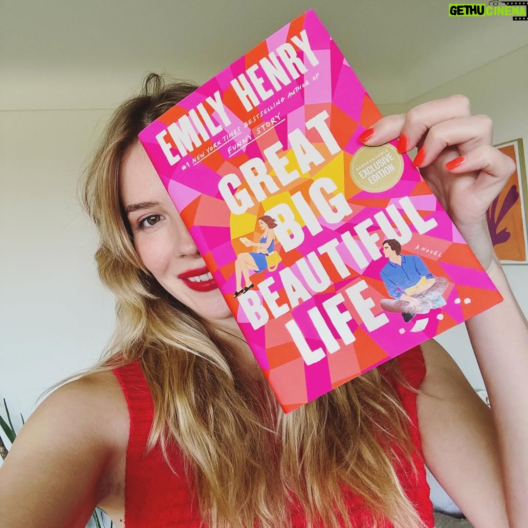 Emily Henry - 96K Likes - ☀️☀️two weeks☀️☀️