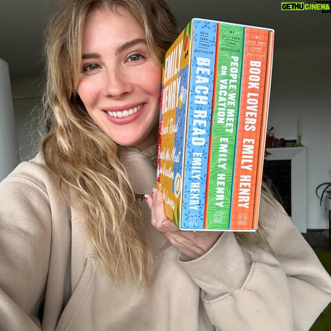 Emily Henry - 47.9K Likes - Boxset out NOWWWWW!