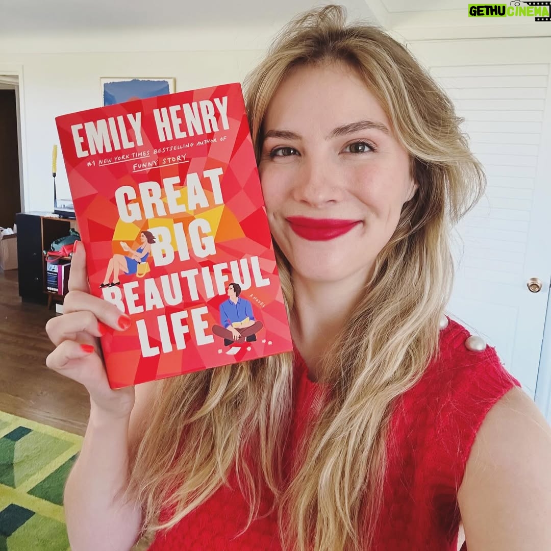 Emily Henry - 96K Likes - ☀️☀️two weeks☀️☀️