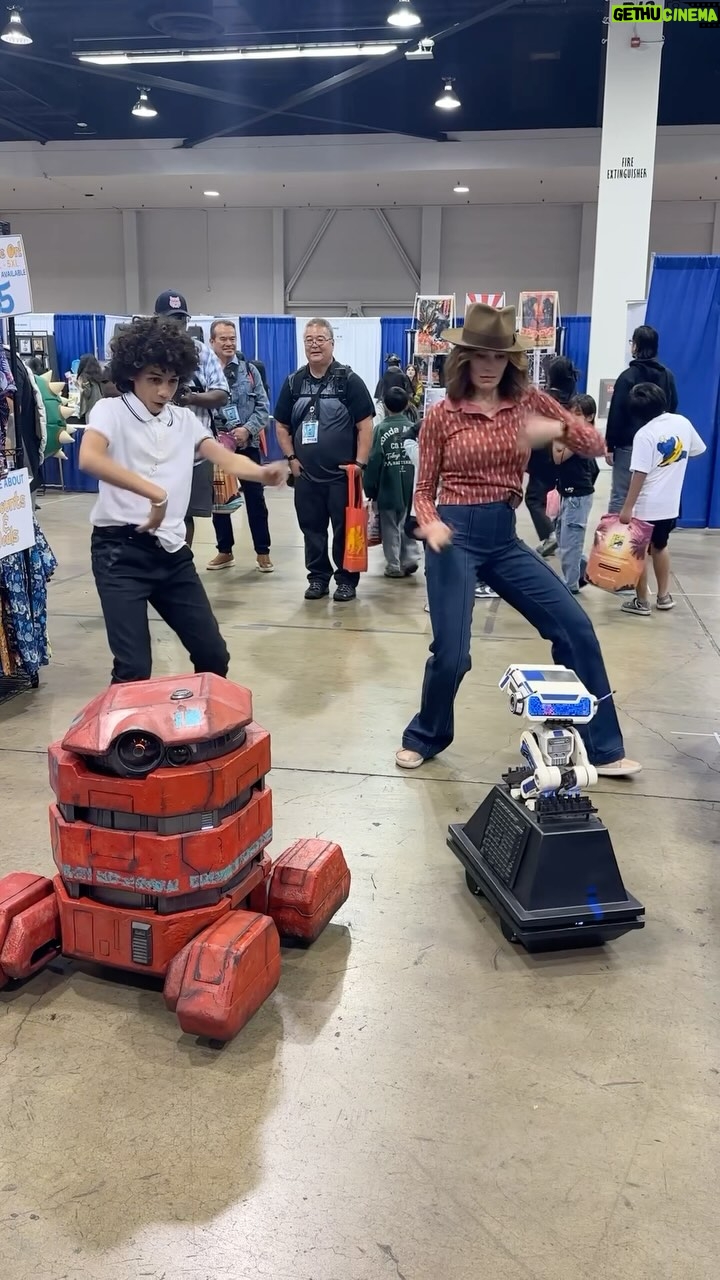 Emily Swallow - 5K Likes - One might think, after all this dancing at conventions, Iβd have some better moves. @ravicabotconyers did his best to teach me.
Clearly the peanut gallery droids wanted more.
#wondercon #everybodydancenow #theworm #ravicabotconyers #skeletoncrew #themandalorian #crossover #droids #starwars #emilyswallow #dancebreak