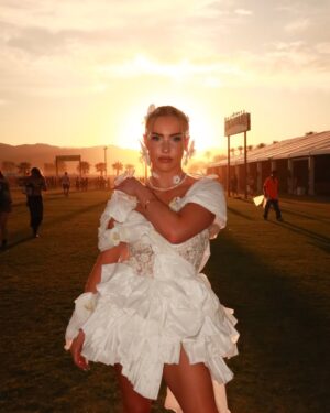 Emma Keitmann Instagram - Welcome back to Coachella Day 1 🤍🌴
C’est la première année qu’on me créer une tenue sur mesure @maison_heraa pour le festival, le thème fleur cette année 🌸 (bon je sais qu’on me dira que c’est peut être trop ou pas dan le thème mais c’est moi et j’adore) 

Trop heureuse et reconnaissante de pouvoir vivre ça grâce à vous pour la 4eme année consécutive 🥹

#coachella #coachella2025 #palmspings