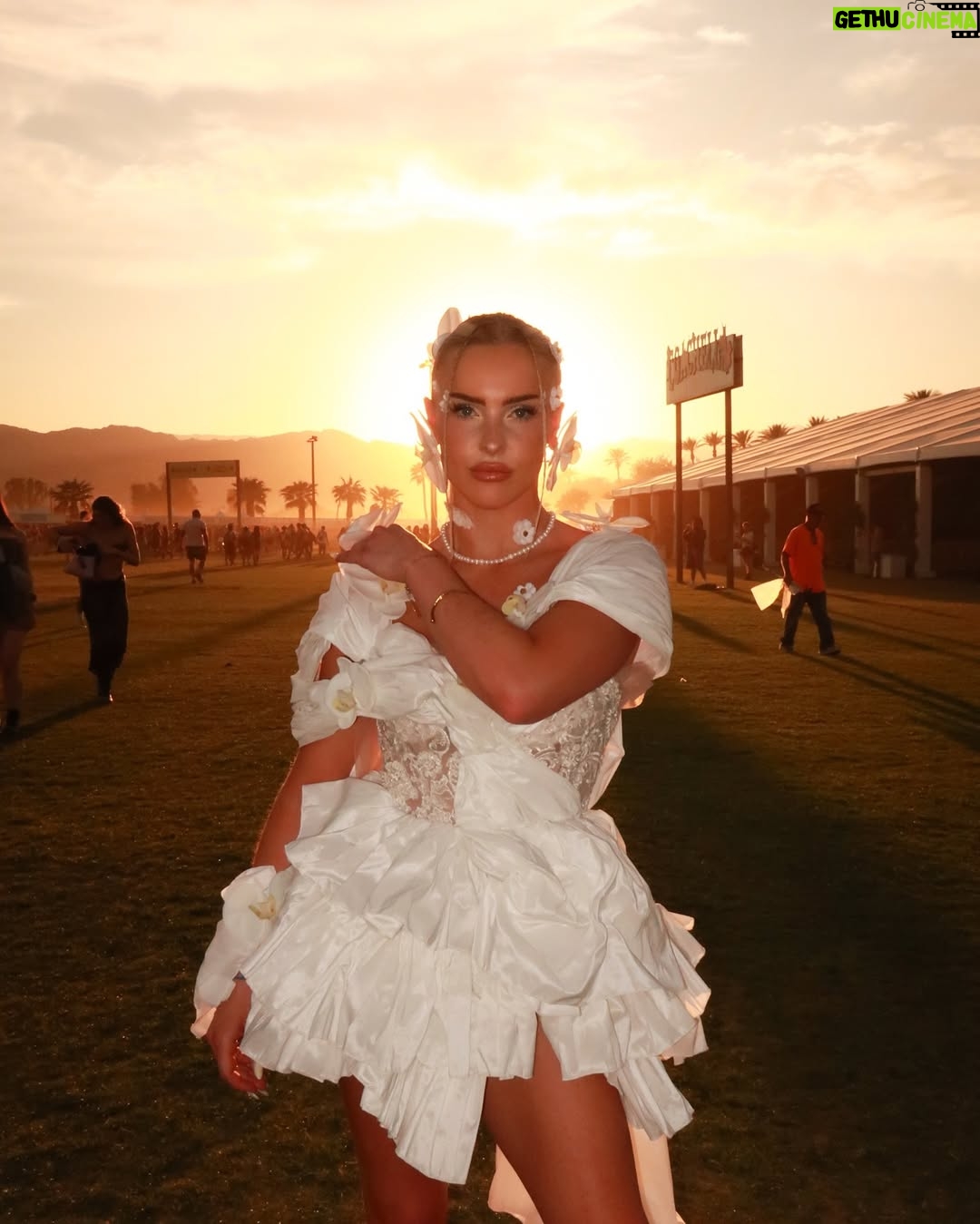 Emma Keitmann - 36.1K Likes - Welcome back to Coachella Day 1 🤍🌴
C’est la première année qu’on me créer une tenue sur mesure @maison_heraa pour le festival, le thème fleur cette année 🌸 (bon je sais qu’on me dira que c’est peut être trop ou pas dan le thème mais c’est moi et j’adore)
Trop heureuse et reconnaissante de pouvoir vivre ça grâce à vous pour la 4eme année consécutive 🥹
#coachella #coachella2025 #palmspings
