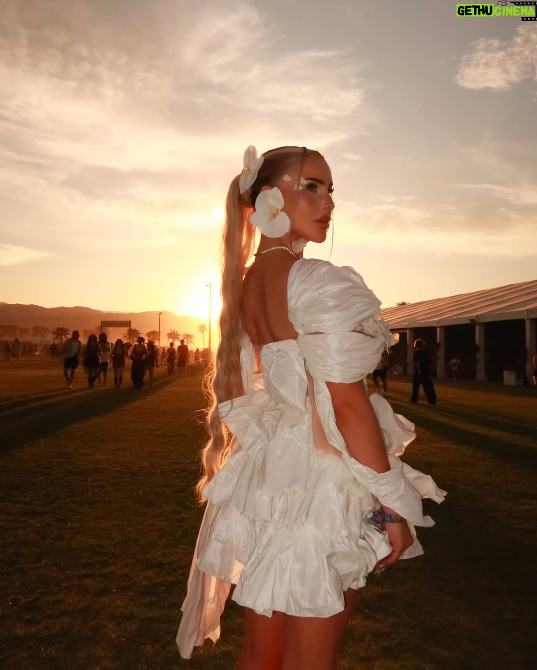 Emma Keitmann - 36.1K Likes - Welcome back to Coachella Day 1 🤍🌴
C’est la première année qu’on me créer une tenue sur mesure @maison_heraa pour le festival, le thème fleur cette année 🌸 (bon je sais qu’on me dira que c’est peut être trop ou pas dan le thème mais c’est moi et j’adore)
Trop heureuse et reconnaissante de pouvoir vivre ça grâce à vous pour la 4eme année consécutive 🥹
#coachella #coachella2025 #palmspings