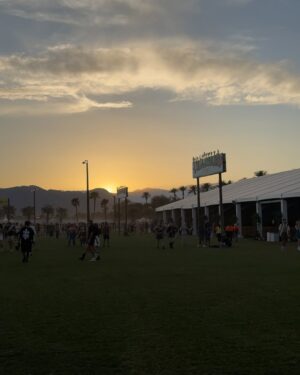 Emma Keitmann Instagram - Welcome back to Coachella Day 1 🤍🌴
C’est la première année qu’on me créer une tenue sur mesure @maison_heraa pour le festival, le thème fleur cette année 🌸 (bon je sais qu’on me dira que c’est peut être trop ou pas dan le thème mais c’est moi et j’adore) 

Trop heureuse et reconnaissante de pouvoir vivre ça grâce à vous pour la 4eme année consécutive 🥹

#coachella #coachella2025 #palmspings
