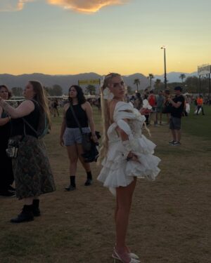 Emma Keitmann Instagram - Welcome back to Coachella Day 1 🤍🌴
C’est la première année qu’on me créer une tenue sur mesure @maison_heraa pour le festival, le thème fleur cette année 🌸 (bon je sais qu’on me dira que c’est peut être trop ou pas dan le thème mais c’est moi et j’adore) 

Trop heureuse et reconnaissante de pouvoir vivre ça grâce à vous pour la 4eme année consécutive 🥹

#coachella #coachella2025 #palmspings
