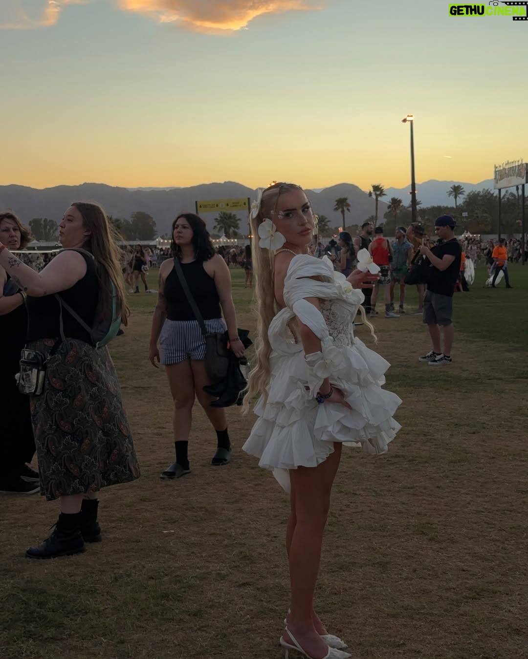 Emma Keitmann - 36.1K Likes - Welcome back to Coachella Day 1 🤍🌴
C’est la première année qu’on me créer une tenue sur mesure @maison_heraa pour le festival, le thème fleur cette année 🌸 (bon je sais qu’on me dira que c’est peut être trop ou pas dan le thème mais c’est moi et j’adore)
Trop heureuse et reconnaissante de pouvoir vivre ça grâce à vous pour la 4eme année consécutive 🥹
#coachella #coachella2025 #palmspings
