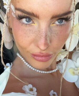 Emma Keitmann Instagram - Welcome back to Coachella Day 1 🤍🌴
C’est la première année qu’on me créer une tenue sur mesure @maison_heraa pour le festival, le thème fleur cette année 🌸 (bon je sais qu’on me dira que c’est peut être trop ou pas dan le thème mais c’est moi et j’adore) 

Trop heureuse et reconnaissante de pouvoir vivre ça grâce à vous pour la 4eme année consécutive 🥹

#coachella #coachella2025 #palmspings