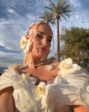 Emma Keitmann Instagram - Welcome back to Coachella Day 1 🤍🌴
C’est la première année qu’on me créer une tenue sur mesure @maison_heraa pour le festival, le thème fleur cette année 🌸 (bon je sais qu’on me dira que c’est peut être trop ou pas dan le thème mais c’est moi et j’adore) 

Trop heureuse et reconnaissante de pouvoir vivre ça grâce à vous pour la 4eme année consécutive 🥹

#coachella #coachella2025 #palmspings