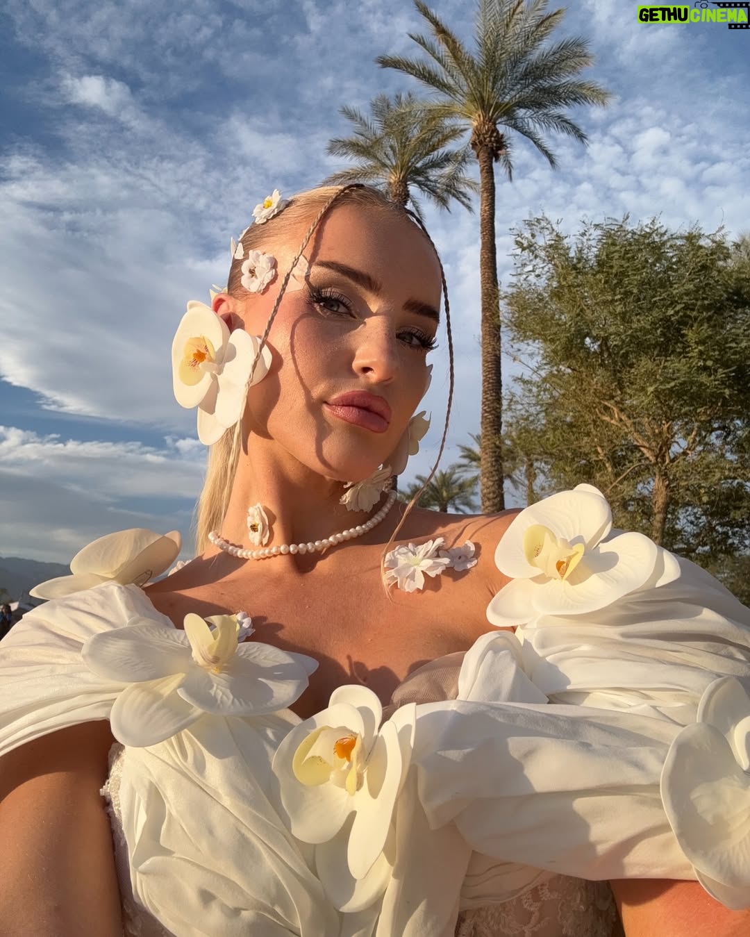 Emma Keitmann - 36.1K Likes - Welcome back to Coachella Day 1 🤍🌴
C’est la première année qu’on me créer une tenue sur mesure @maison_heraa pour le festival, le thème fleur cette année 🌸 (bon je sais qu’on me dira que c’est peut être trop ou pas dan le thème mais c’est moi et j’adore)
Trop heureuse et reconnaissante de pouvoir vivre ça grâce à vous pour la 4eme année consécutive 🥹
#coachella #coachella2025 #palmspings