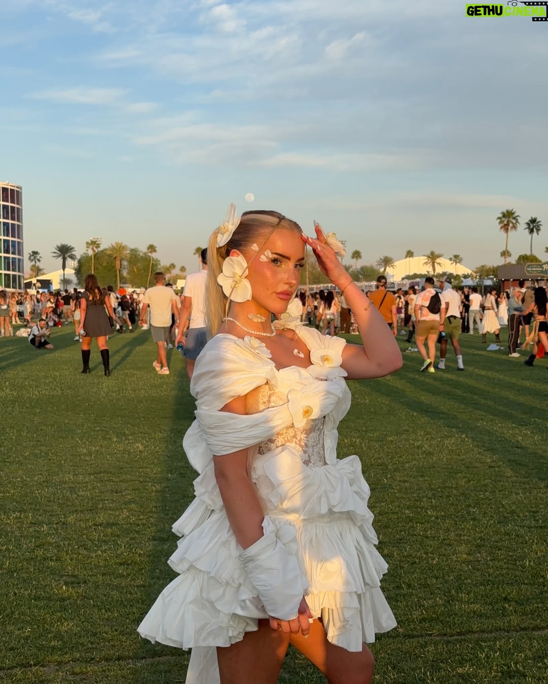 Emma Keitmann - 36.1K Likes - Welcome back to Coachella Day 1 🤍🌴
C’est la première année qu’on me créer une tenue sur mesure @maison_heraa pour le festival, le thème fleur cette année 🌸 (bon je sais qu’on me dira que c’est peut être trop ou pas dan le thème mais c’est moi et j’adore)
Trop heureuse et reconnaissante de pouvoir vivre ça grâce à vous pour la 4eme année consécutive 🥹
#coachella #coachella2025 #palmspings