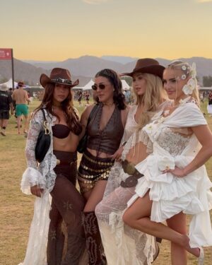 Emma Keitmann Instagram - Welcome back to Coachella Day 1 🤍🌴
C’est la première année qu’on me créer une tenue sur mesure @maison_heraa pour le festival, le thème fleur cette année 🌸 (bon je sais qu’on me dira que c’est peut être trop ou pas dan le thème mais c’est moi et j’adore) 

Trop heureuse et reconnaissante de pouvoir vivre ça grâce à vous pour la 4eme année consécutive 🥹

#coachella #coachella2025 #palmspings