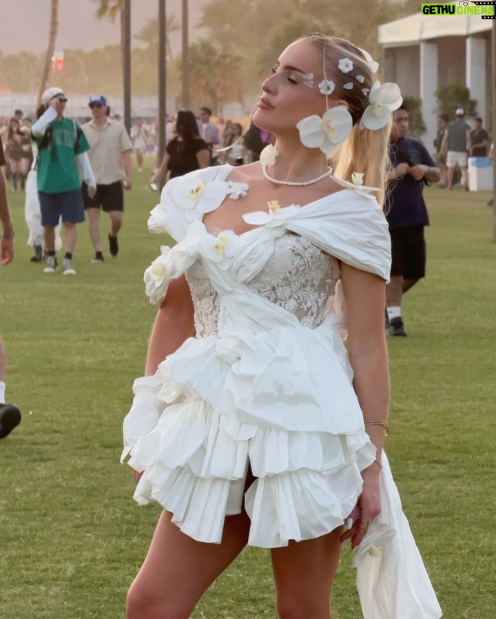 Emma Keitmann - 36.1K Likes - Welcome back to Coachella Day 1 🤍🌴
C’est la première année qu’on me créer une tenue sur mesure @maison_heraa pour le festival, le thème fleur cette année 🌸 (bon je sais qu’on me dira que c’est peut être trop ou pas dan le thème mais c’est moi et j’adore)
Trop heureuse et reconnaissante de pouvoir vivre ça grâce à vous pour la 4eme année consécutive 🥹
#coachella #coachella2025 #palmspings