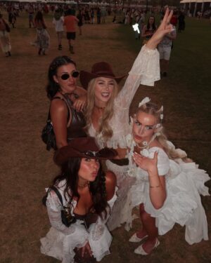 Emma Keitmann Instagram - Welcome back to Coachella Day 1 🤍🌴
C’est la première année qu’on me créer une tenue sur mesure @maison_heraa pour le festival, le thème fleur cette année 🌸 (bon je sais qu’on me dira que c’est peut être trop ou pas dan le thème mais c’est moi et j’adore) 

Trop heureuse et reconnaissante de pouvoir vivre ça grâce à vous pour la 4eme année consécutive 🥹

#coachella #coachella2025 #palmspings