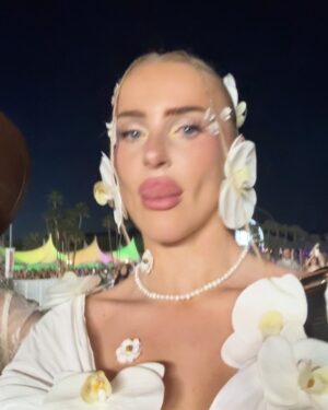 Emma Keitmann Instagram - Welcome back to Coachella Day 1 🤍🌴
C’est la première année qu’on me créer une tenue sur mesure @maison_heraa pour le festival, le thème fleur cette année 🌸 (bon je sais qu’on me dira que c’est peut être trop ou pas dan le thème mais c’est moi et j’adore) 

Trop heureuse et reconnaissante de pouvoir vivre ça grâce à vous pour la 4eme année consécutive 🥹

#coachella #coachella2025 #palmspings