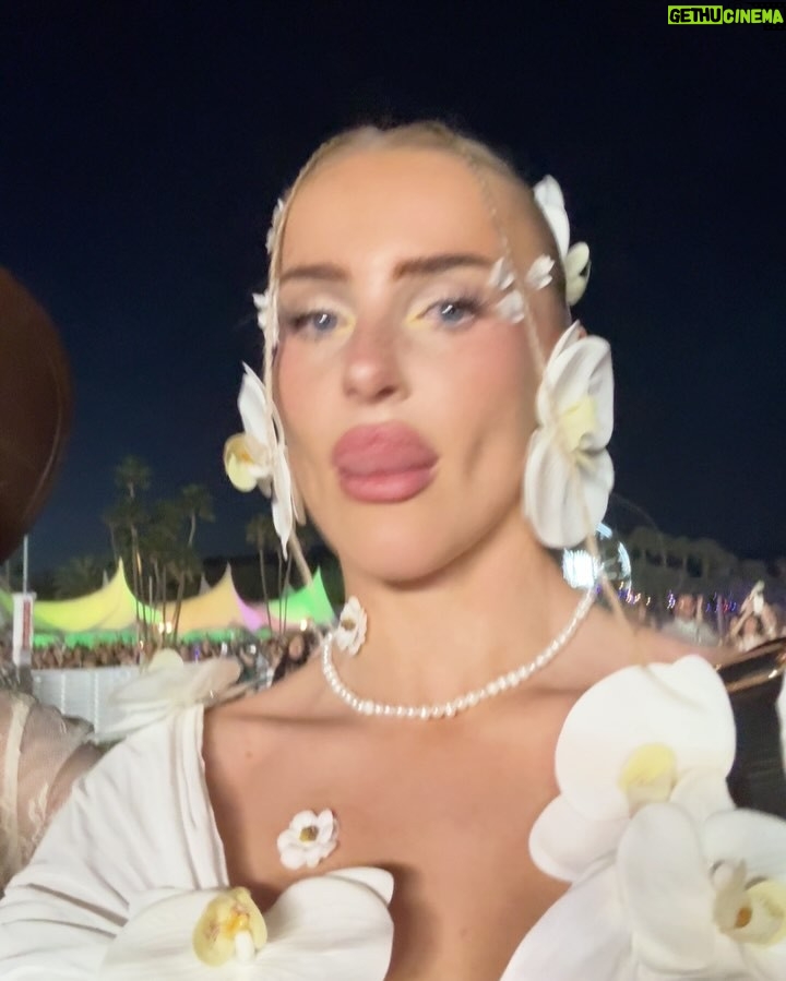 Emma Keitmann - 36.1K Likes - Welcome back to Coachella Day 1 🤍🌴
C’est la première année qu’on me créer une tenue sur mesure @maison_heraa pour le festival, le thème fleur cette année 🌸 (bon je sais qu’on me dira que c’est peut être trop ou pas dan le thème mais c’est moi et j’adore)
Trop heureuse et reconnaissante de pouvoir vivre ça grâce à vous pour la 4eme année consécutive 🥹
#coachella #coachella2025 #palmspings