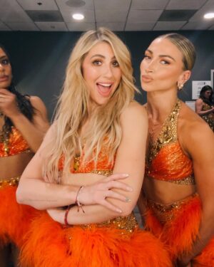 Emma Slater Instagram - Ready for Ilona?!!! It’s @ilonamaher’s first show on #DWTS tour and I’m ready to watch this Femininomenon 🤩🔥🔥🔥🔥🔥☄️💥💥💥💥 (photo 4 serve @daniellakaragach)
