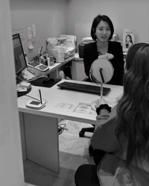 Emma Wu Instagram - 前陣子去韓國
其實是一個重要任務
就是要讓自己還有身邊的人
變亮、變緊實、加強保濕的保養之旅
這次選擇了韓國的本思醫院
在弘大、江南還有釜山也有
（任君選擇👱🏼‍♀️👧🏽🧔🏽
他們會提供專業的諮詢
也不會鼓勵過度加強
（而且有中文服務喔✌🏻✌🏻✌🏻）
我的臉好一陣子沒好好維修了🧰
這次針對臉部緊緻還有輪廓
做了細緻的調整
也有做一些針對身體保養的小項目
原來身體保養也能有新的體驗✨✨✨
做完之後我自己很滿意
身邊的朋友也說臉的線條變得很好
推薦大家下次旅行時
也可以安排一場醫美之旅
好好欣賞自己、愛自己🩷🩷🩷

#這也是一種愛自己的生活
#男女都適合的醫美活動
@vands_clinic_twn