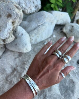 Emmanuelle Cureau Instagram - Drivée dans ma vie par une énergie yang, d’action , d’ambition , de contrôle même , une vie sans cesse remplie de nouveau projet , je suis arrivée à Bali avec l’ambition d’avancer et concrétiser ce que j’avais enclenché !

Mais Bali m’a pris …

Perte de motivation, d’envie, de tout élan de création et peut être même de sens .

J’ai finis par lâcher et petit à petit accepter ne plus faire , pour revenir une fois de plus à L’ÊTRE. 

Être soi dans une dimension plus authentique et vulnérable. 
Être soi pour s’ouvrir et l’offrir à l’autre 
Être soi au delà d’un ego du personnage
Être soi partout et dans tout !

Merci Bali de me rappeler l’essence de la vie ✨