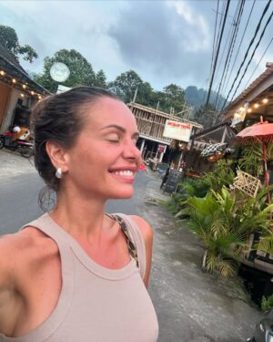 Emmanuelle Cureau Instagram - Drivée dans ma vie par une énergie yang, d’action , d’ambition , de contrôle même , une vie sans cesse remplie de nouveau projet , je suis arrivée à Bali avec l’ambition d’avancer et concrétiser ce que j’avais enclenché !

Mais Bali m’a pris …

Perte de motivation, d’envie, de tout élan de création et peut être même de sens .

J’ai finis par lâcher et petit à petit accepter ne plus faire , pour revenir une fois de plus à L’ÊTRE. 

Être soi dans une dimension plus authentique et vulnérable. 
Être soi pour s’ouvrir et l’offrir à l’autre 
Être soi au delà d’un ego du personnage
Être soi partout et dans tout !

Merci Bali de me rappeler l’essence de la vie ✨