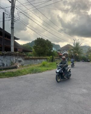 Emmanuelle Cureau Instagram - Drivée dans ma vie par une énergie yang, d’action , d’ambition , de contrôle même , une vie sans cesse remplie de nouveau projet , je suis arrivée à Bali avec l’ambition d’avancer et concrétiser ce que j’avais enclenché !

Mais Bali m’a pris …

Perte de motivation, d’envie, de tout élan de création et peut être même de sens .

J’ai finis par lâcher et petit à petit accepter ne plus faire , pour revenir une fois de plus à L’ÊTRE. 

Être soi dans une dimension plus authentique et vulnérable. 
Être soi pour s’ouvrir et l’offrir à l’autre 
Être soi au delà d’un ego du personnage
Être soi partout et dans tout !

Merci Bali de me rappeler l’essence de la vie ✨