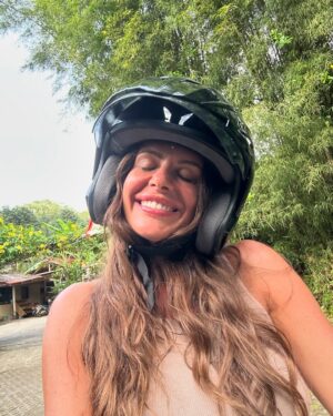 Emmanuelle Cureau Instagram - Drivée dans ma vie par une énergie yang, d’action , d’ambition , de contrôle même , une vie sans cesse remplie de nouveau projet , je suis arrivée à Bali avec l’ambition d’avancer et concrétiser ce que j’avais enclenché !

Mais Bali m’a pris …

Perte de motivation, d’envie, de tout élan de création et peut être même de sens .

J’ai finis par lâcher et petit à petit accepter ne plus faire , pour revenir une fois de plus à L’ÊTRE. 

Être soi dans une dimension plus authentique et vulnérable. 
Être soi pour s’ouvrir et l’offrir à l’autre 
Être soi au delà d’un ego du personnage
Être soi partout et dans tout !

Merci Bali de me rappeler l’essence de la vie ✨