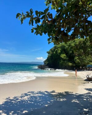 Emmanuelle Cureau Instagram - Drivée dans ma vie par une énergie yang, d’action , d’ambition , de contrôle même , une vie sans cesse remplie de nouveau projet , je suis arrivée à Bali avec l’ambition d’avancer et concrétiser ce que j’avais enclenché !

Mais Bali m’a pris …

Perte de motivation, d’envie, de tout élan de création et peut être même de sens .

J’ai finis par lâcher et petit à petit accepter ne plus faire , pour revenir une fois de plus à L’ÊTRE. 

Être soi dans une dimension plus authentique et vulnérable. 
Être soi pour s’ouvrir et l’offrir à l’autre 
Être soi au delà d’un ego du personnage
Être soi partout et dans tout !

Merci Bali de me rappeler l’essence de la vie ✨
