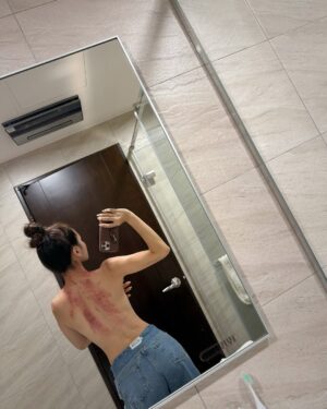 Emmie Reis Instagram - 消失了一陣子，
可能因為四月上旬連續外景了12天
（累累呀…）

外景我很喜歡，
但最近有發現自己不太能出去那麼久了，
會開始焦慮、
每天都在倒數回家的日子

但這些我們無法表達，
相機一開機我們就是精神抖擻、
開開心心的

或許這就是
我們對觀眾表達愛（或者敬業）
的一種方式🤲🏻🤍

但會不會其實一段很真實很厭世的情緒
也會很好看？

譬如上面那一串文字

Hey I’m ok, 千萬別擔心我！
只是在調整中☁️

然後我們的金鐘節目有IG了！
@twrecordtv 
今晚十點還是有播出喔！

#週四晚間十點
#上山下海過一夜